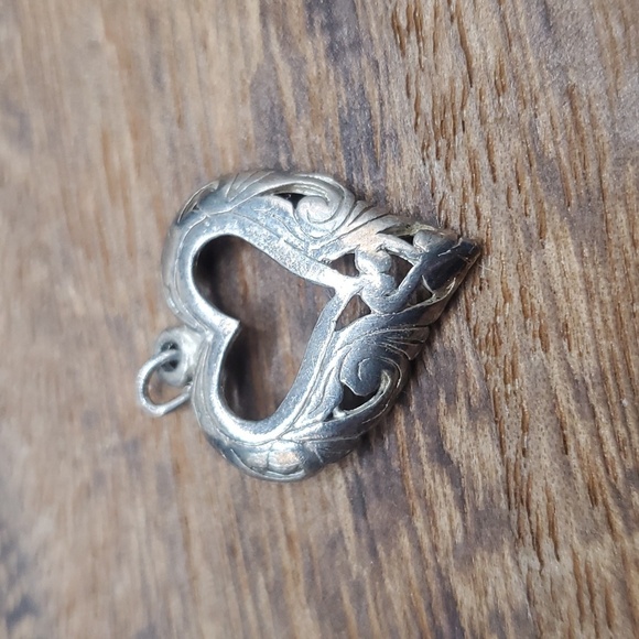 Silver tone edwardian scroll romance heart pendant - Picture 1 of 2